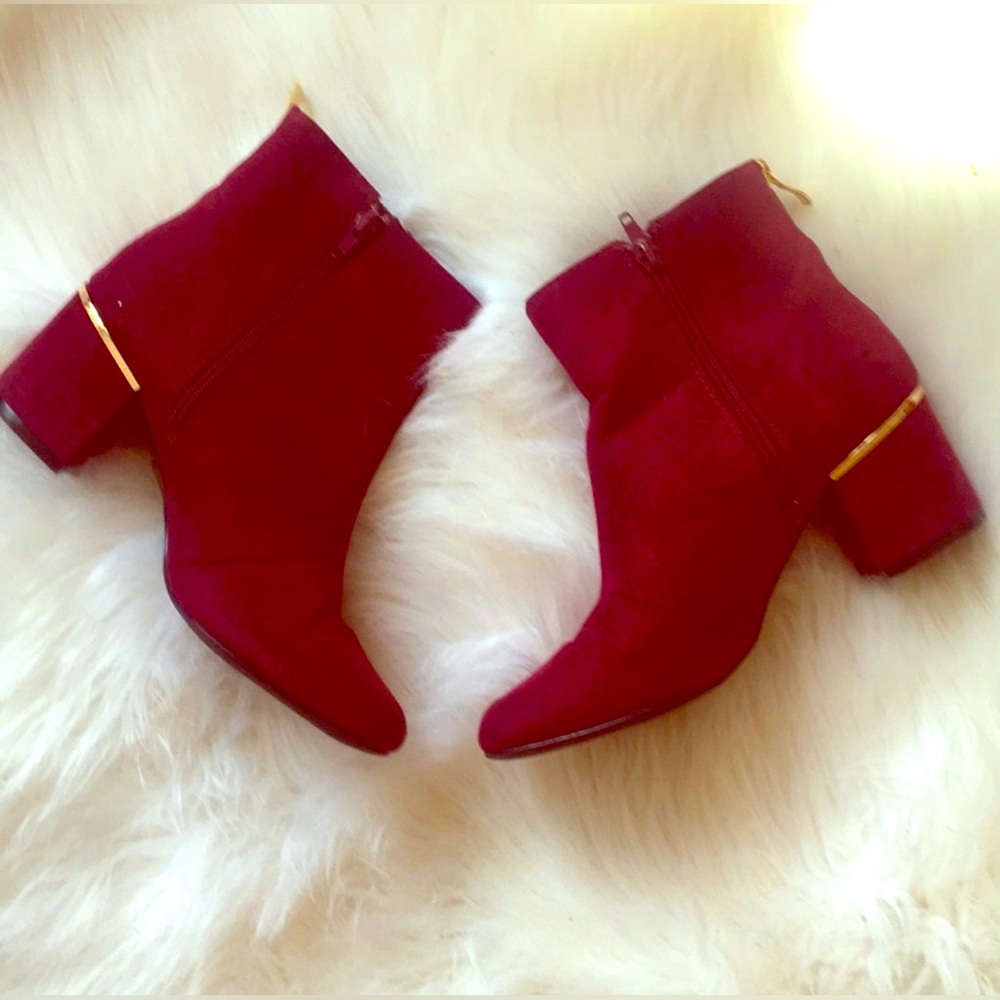 Fabulous Maroon suede block heel booties w/ gold zipper& Gold Metal detail🔥🔥🔥